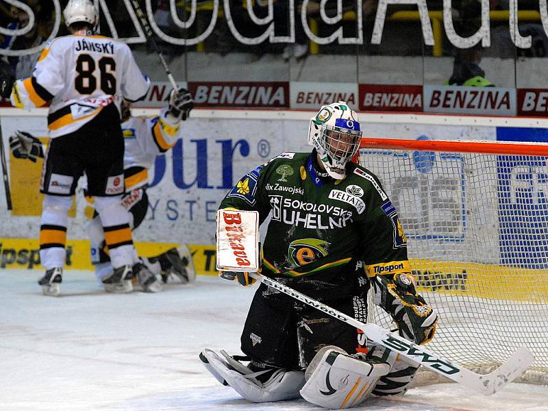 Ze zápasu 22. kola hokejové extraligy Litvínov (v bílém) - Energie Karlovy Vary 5:6.