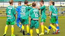 Karlovarské 1.FC (v zeleném) ovládlo krajský přebor dorostu, když v závěrečném kole završilo soutěž výhrou 7:1 nad Sedlecem (v modrém).