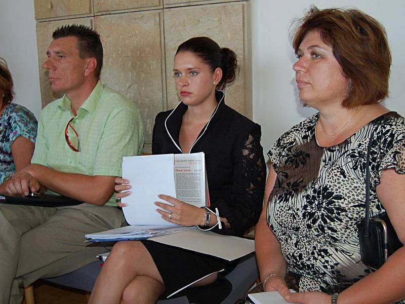 Dana Sárová (uprostřed) poprvé veřejně vystoupila při obhajobě pozemkové kauzy Ivany Doubové (vpravo), bývalé vedoucí stavebního úřadu.