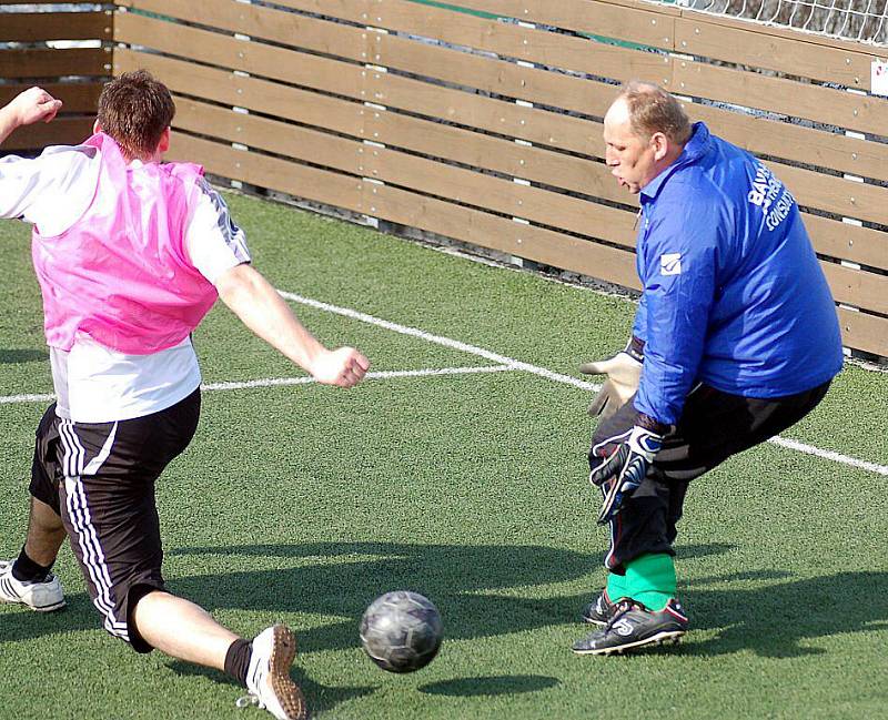 Hráči sedleckého Old Boysu (v pruhovaném) si o víkendu poradili v poměru 11:5 ve finálové skupině Zimní ligy 2010 s týmem Perninku (v růžovém), a tím tak rozhodli o svém prvenství na svém turnaji