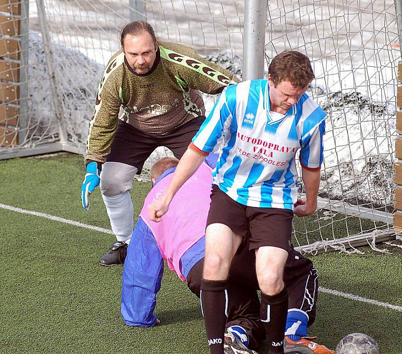 Hráči sedleckého Old Boysu (v pruhovaném) si o víkendu poradili v poměru 11:5 ve finálové skupině Zimní ligy 2010 s týmem Perninku (v růžovém), a tím tak rozhodli o svém prvenství na svém turnaji