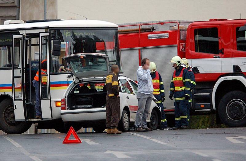 V úterý 1. prosince dopoledne se v Karlových Varech stala ve čtvrti Rybáře, Růžový Vrch havárie linkového autobusu s automobilem