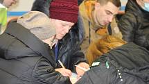 Ukrajinci v asistenčním centru v KV Areně.