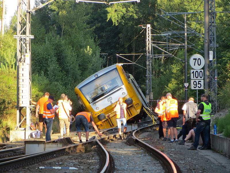 Ještě ve čtvrtek odpoledne nejezdily kvůli středeční železniční nehodě v Lázních Kynžvartu na trati Plzeň – Cheb vlaky.