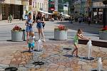 I do Karlovarska přišla tropická vedra. Ulice se vyprázdnily, každý, kdo může, raději ani ven nechodí. Na karlovarské pěší zóně fungují fontánky, které přijdou vhod hlavně malým dětem, které se tu tradičně rády osvěží.