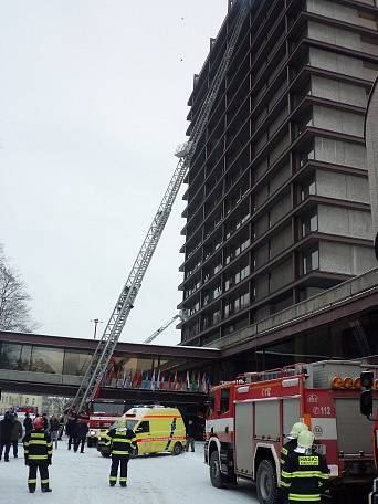 Cvičení složek integrovaného záchranného systému při simulovaném požáru v hotelu Thermal.