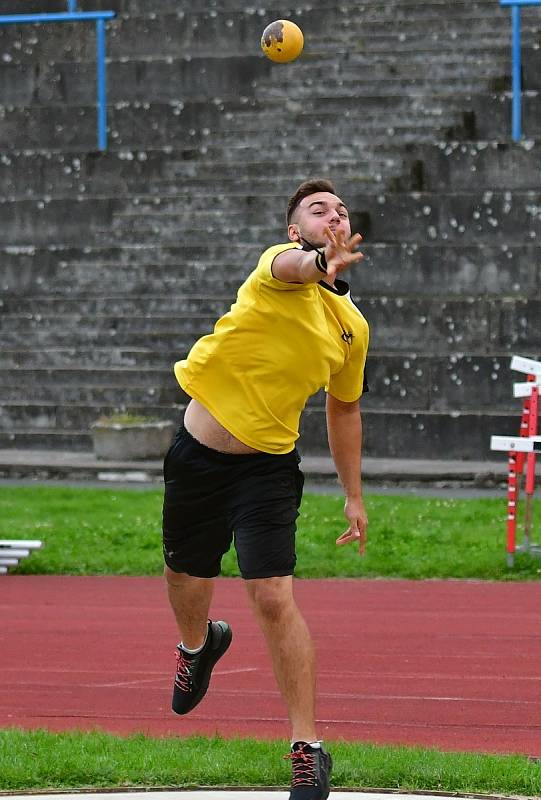 Karlovarské kontrolní závody uspořádal v týdnu na městském atletickém stadionu v lázeňském městě Triatlet Karlovy Vary.