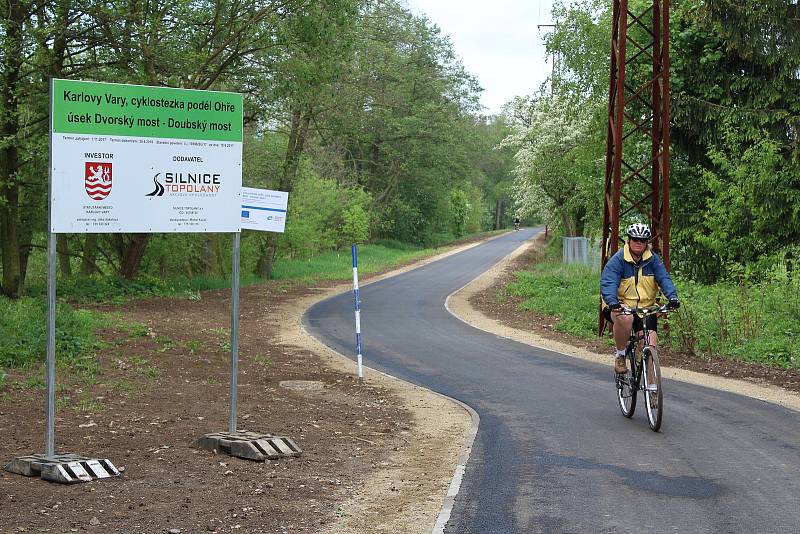 Cyklisté už nemusejí na silnici. Úsek mezi mosty je konečně dostavěn