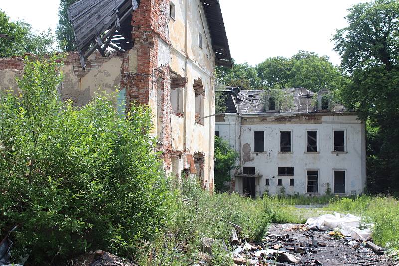 Redaktoři Deníku prošli bývalý areál pivovaru. Je plný odpadků, ale i potřeb pro narkomany. V odstavených kamionech bydlí bezdomovci.