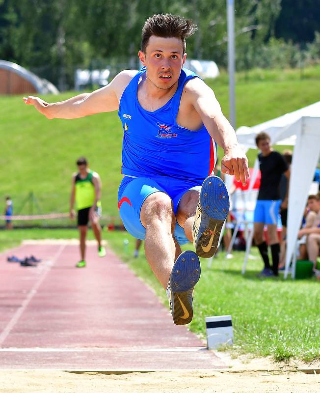 Atletická bitva tří krajů. Tu hostily o víkendu v rámci 1. kola OMD dorostu a juniorů Karlovarského, Plzeňského a Jihočeského kraje Karlovy Vary.