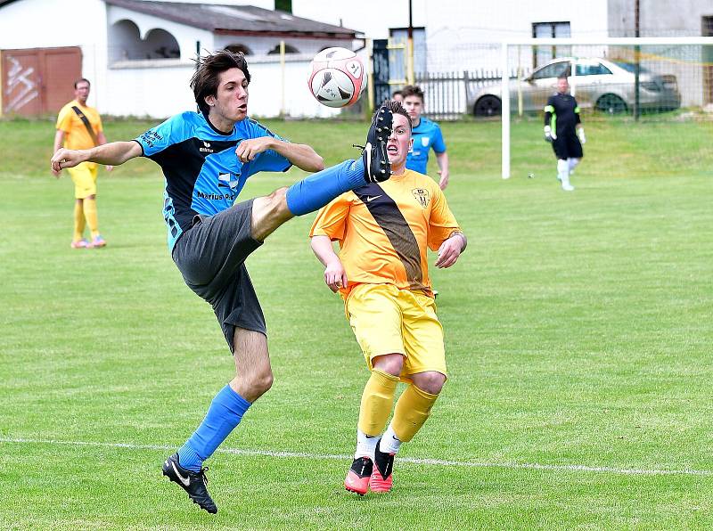 V prvním zahajovacím utkání Turnaje OFS dosáhly na výhru Božičany (ve žlutém), které ve skupině B porazily Kyselku v poměru 6:1.