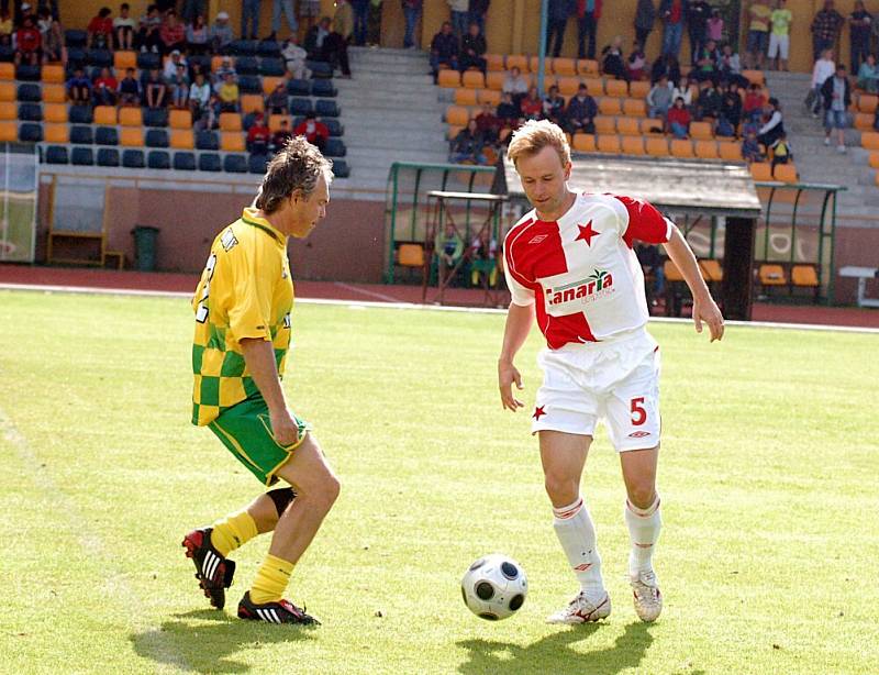 Oslavy mistrovského titulu zamířily i do bývalého klubu hornoslavkovského rodáka Františka Dřížďala, který se stal podruhé v řadě v dresu SK Slavie Praha mistrem Gambrinus ligy. V rámci oslav  jeho výběr porazil druholigový Baník Sokolov  7:4