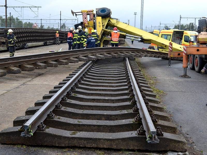 Jeřáb se převrátil při překládání kolejí na chebském nádraží.