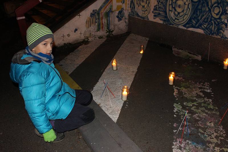 Pietní shromáždění k příležitosti událostí ze 17. listopadu 1989 u karlovarské hlavní pošty a zahájení výstavy studentských prací v rámci projektu Banáni.