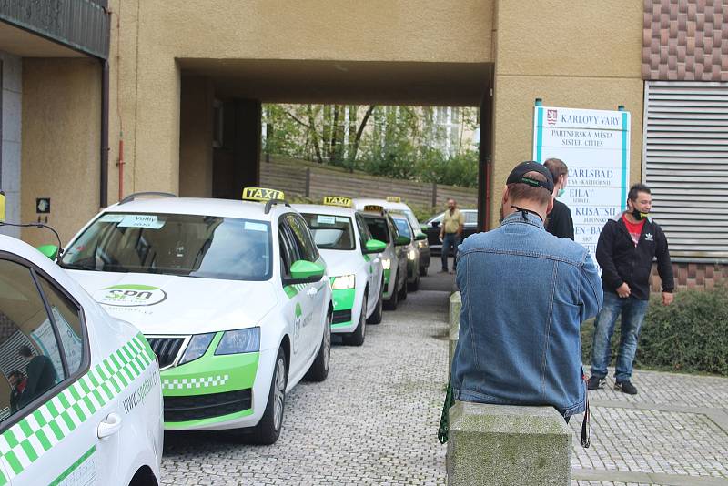 Jedenáct taxíků rozváželo v pátek materiál i komisaře do volebních komisí na území města Karlovy Vary.