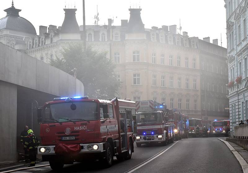 Zásah hasičů na místě požáru v hotelu Thermal