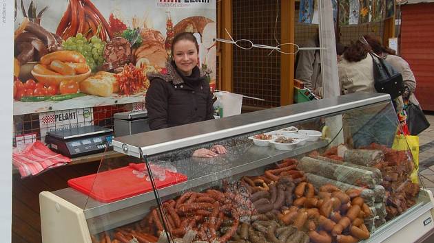 Po Velikonočních trzích akce na třídě TGM pokračují i nadále. Tržiště v prostoru u Hlavní pošty nabízí produkty regionálních potravinářů Karlovarského kraje.