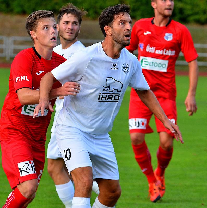 Mariánskolázeňská Viktorie ( v bílém) v prvním kole MOL Cupu nestačila na favorizované Ústí nad Labem (v červeném), kterému podlehla 1:4.