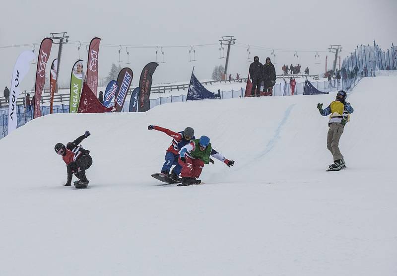 Z finále Mistrovství světa juniorů ve snowboardcrossu.