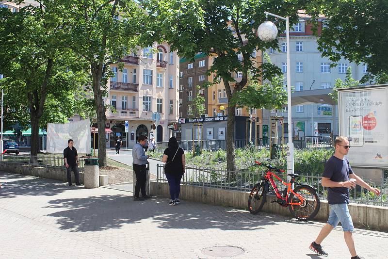 Změn v rámci rekonstrukci doznalo nejen nástupiště a přístřešek, ale i okolní ulice. Navíc je terminál ozdoben hned několika novými květinovými záhony, i nevyužitá travnatá plocha je nyní plná květin.