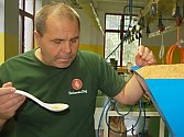 PROSLULÁ textilka Triola v Kraslicích je už minulostí. Šičky v továrně momentálně nahradily speciální lisy, které vyrábí přírodní oleje. Na snímku kontroluje výrobu ředitel Ladislav Hačecký.