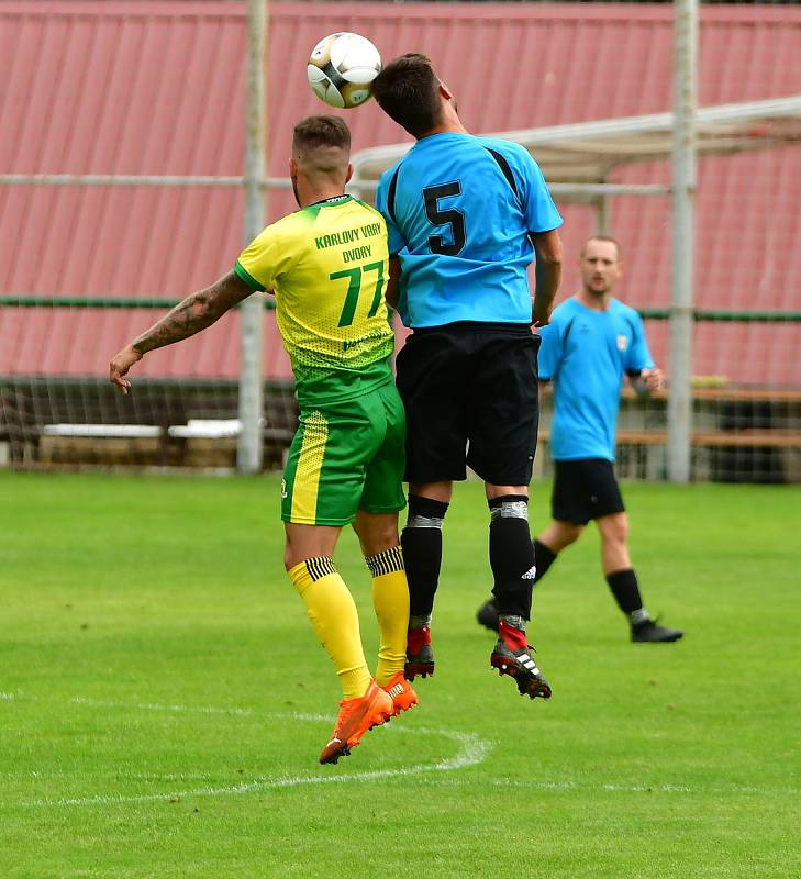 Dvory (ve žlutém) porazily 7:0 výběr Lomnice.