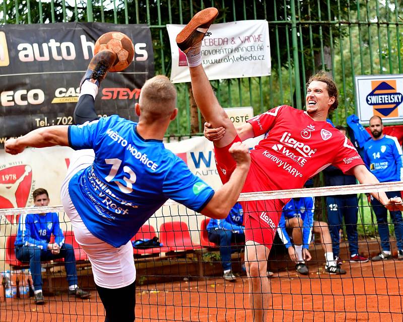 Nohejbalisté SK Liapor Karlovy Vary vstoupili do semifinále extraligy levou nohou, když na kurtech v Doubí nestačili na Modřice, kterým podlehli 3:5 na utkání.