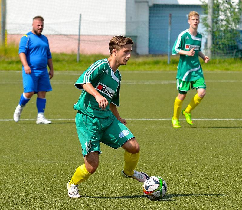 Karlovarské 1.FC (v zeleném) ovládlo krajský přebor dorostu, když v závěrečném kole završilo soutěž výhrou 7:1 nad Sedlecem (v modrém).