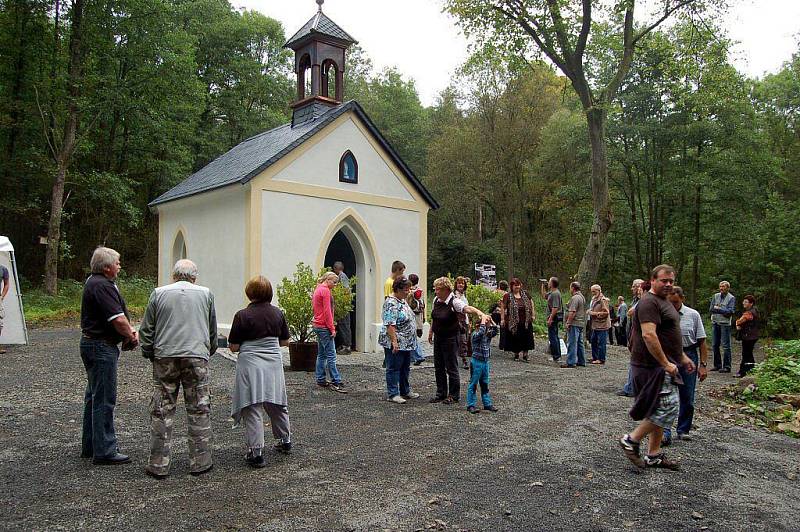 Slavnostní odhalení opravené kapličky ve Stichlově mlýně u Andělské Hory.