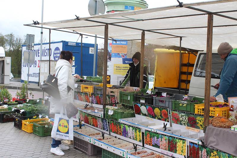 Farmářské trhy s regionálními výrobky jsou v Karlových Varech velmi populární. Stále se musí ale ovšem dodržovat veškerá pravidla a omezení.