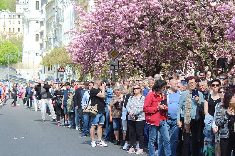 Dva roky se muselo lázeňské město obejít bez historického průvodu. Letos si to lidé užili.