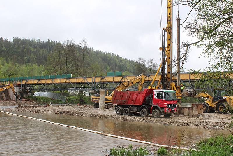 Stavba nového mostu pokročila. Velké míchačky už začaly připravovat základy. Bagry a těžká technika jedou na plné obrátky.