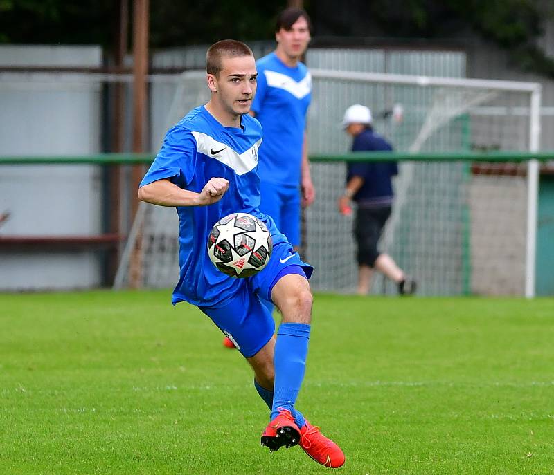 Cenný bod si připsala ve 4. kole krajské I. A třídě na konto rezerva FK Ostrov, která dosáhla v souboji s TJ Karlovy Vary-Dvory po výsledku 1:1 na bodový zisk.