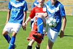 Dorostenci Sedlece (v červeném) museli skousnout na ostrovském stadionu vysokou prohru 1:15.