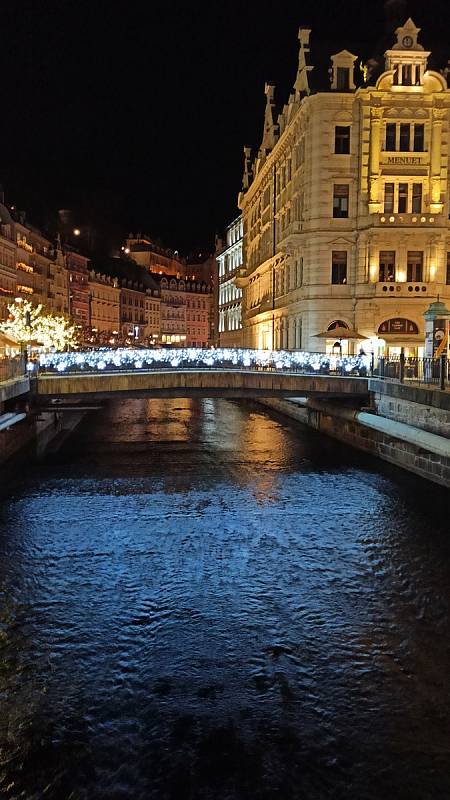 Světelně nazdobená promenáda navozuje opět adventní náladu v lázeňském centru Karlových Varů, které se musejí obejít bez vánočních trhů.