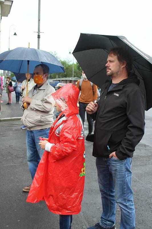 Také v Karlových Varech se lidé připojili k protestním akcím proti premiéru Andreji Babišovi.