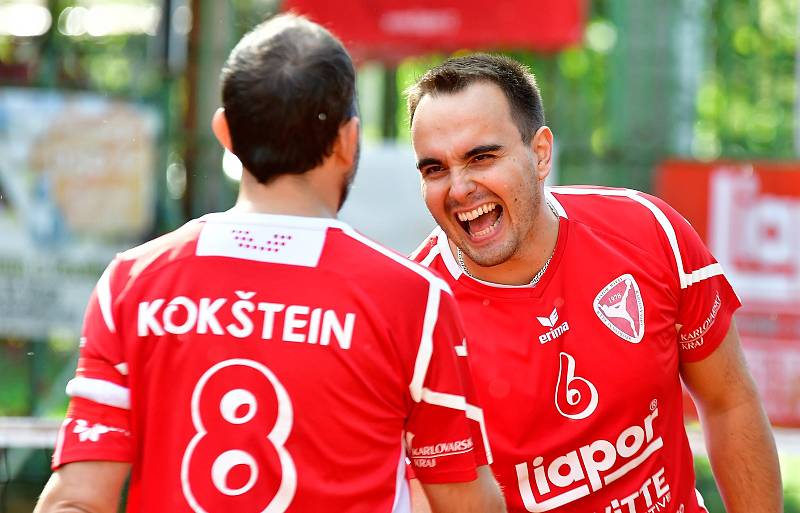 Nohejbalisté SK Liapor Karlovy Vary vstoupili do semifinále extraligy levou nohou, když na kurtech v Doubí nestačili na Modřice, kterým podlehli 3:5 na utkání.