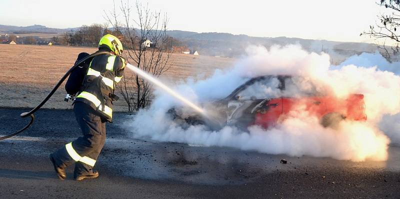 Během jízdy začalo hořet osobní auto