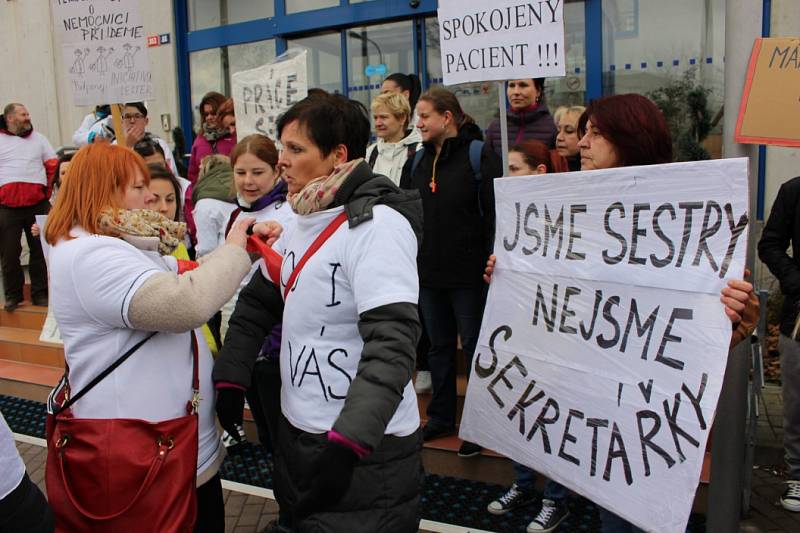 Zdravotní sestry protestovaly před jednáním krajského zastupitelstva Karlovarského kraje proti nízkým platům.