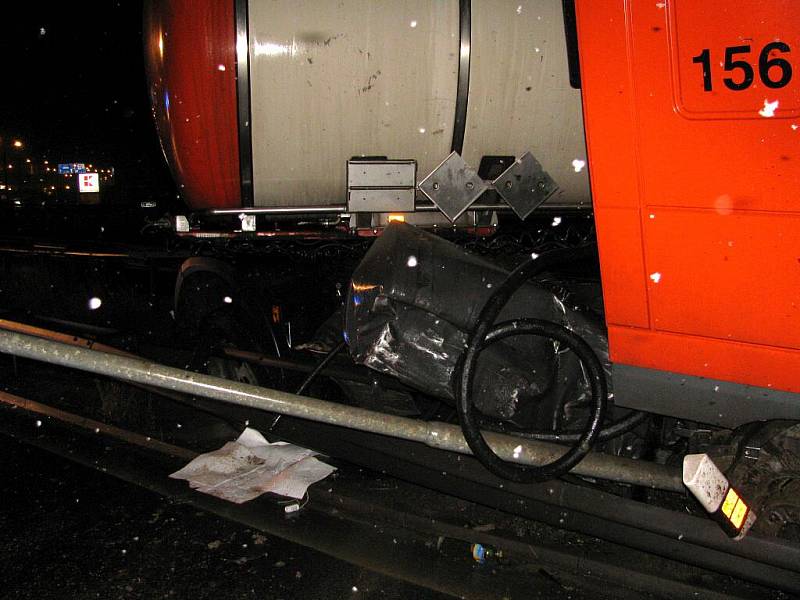 Dopravu na průtahu městem ve středu ráno zablokovala nehoda kamionu.