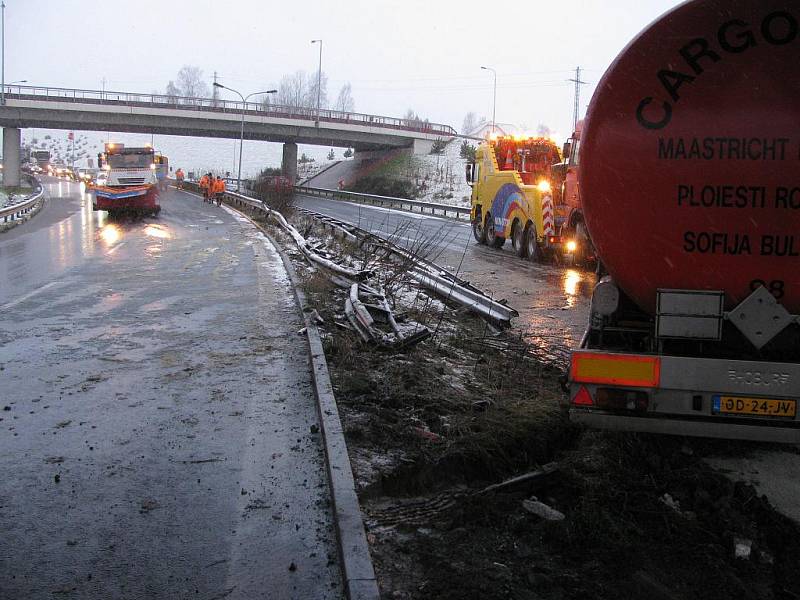 Dopravu na průtahu městem ve středu ráno zablokovala nehoda kamionu.