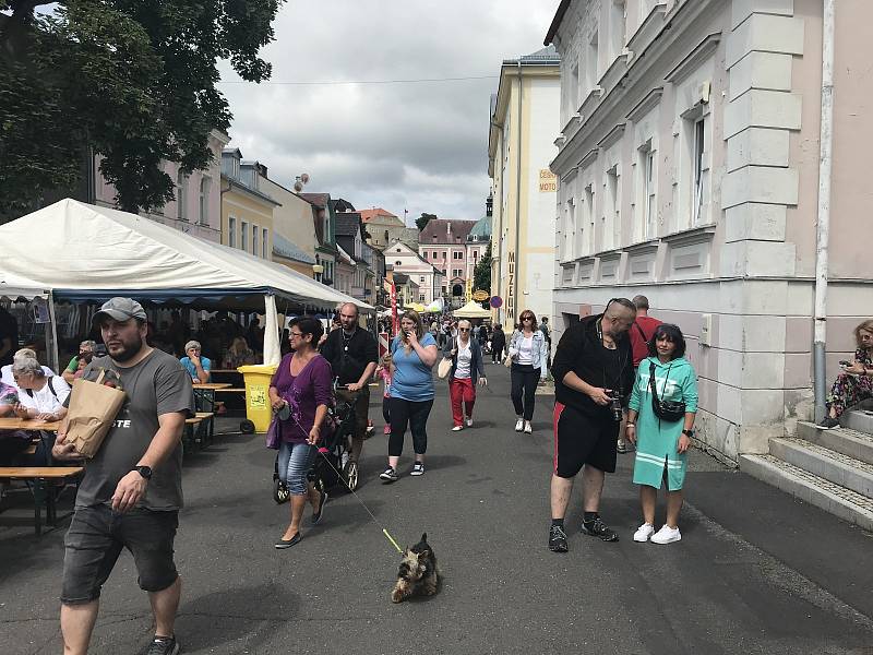 Bečov slavil. Lákaly kapely a divadla, ale také relikviář.