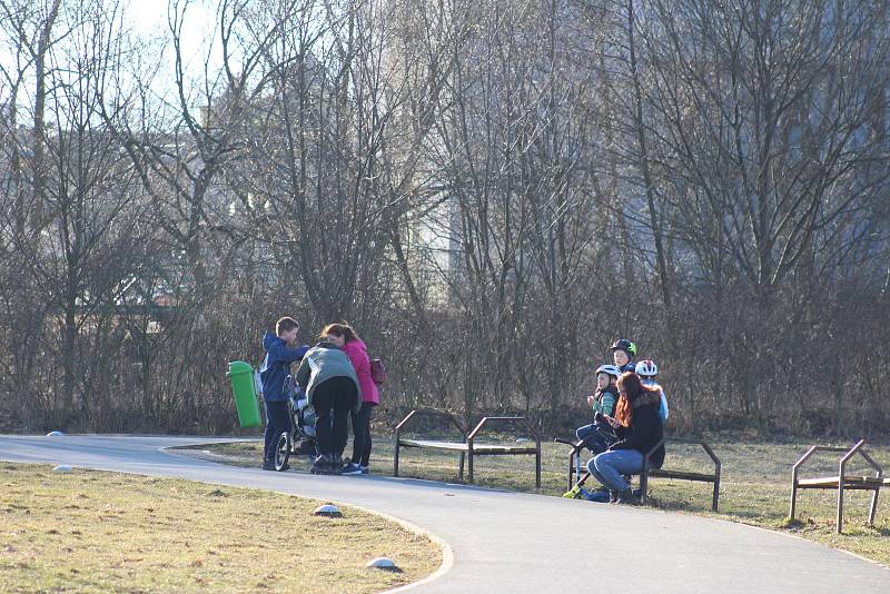 Zatímco v neděli byl poměrně klid na stezce v Tašovicích, kam lidé v poslední dny míří na procházky, rušno bylo na Meandru.