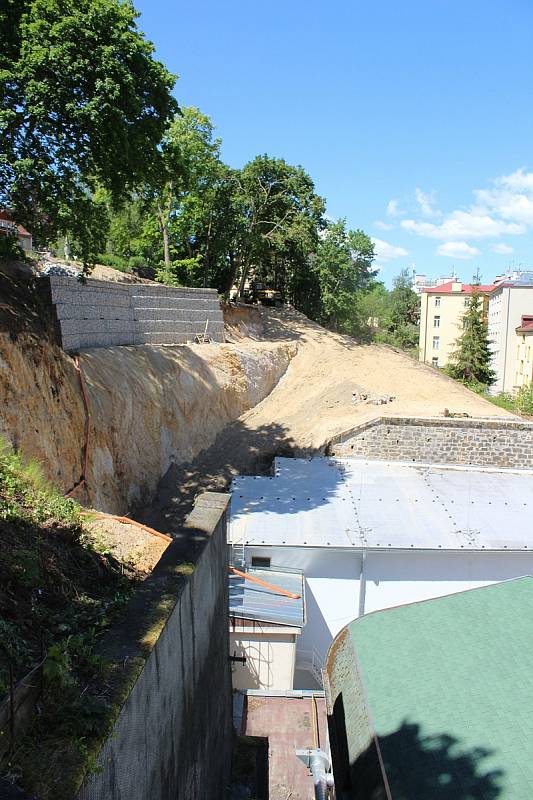 Po odtěžení zeminy za karlovarským kinem Čas se objevila prasklina na kině. Náklady na sanaci už mnohokrát převýšily původní plány.