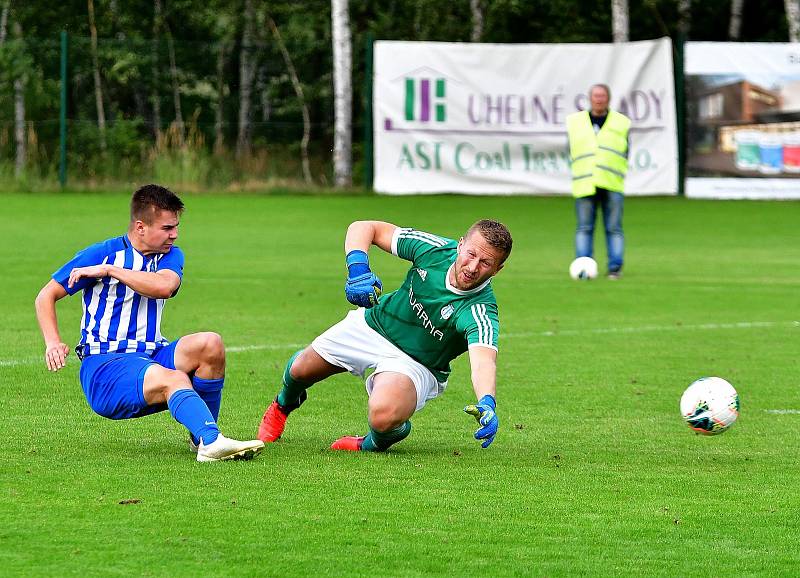 Fotbalisté Ostrova si na společné tréninky bez omezení musí ještě nějaký čas počkat.