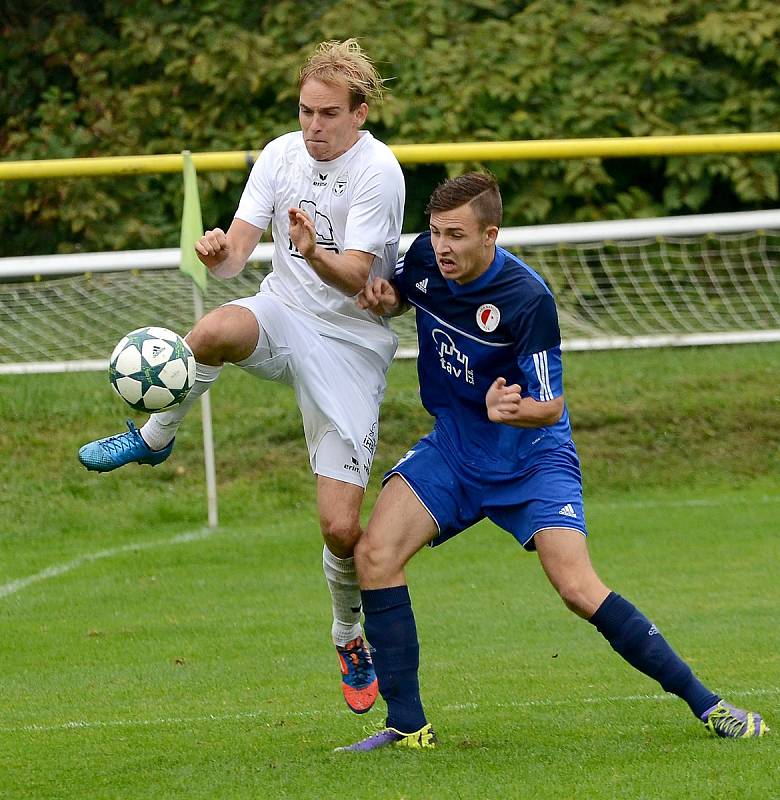 Krajské divizní derby nevyšlo hráčům Mariánských Lázní (v bílém) podle jejich představ, když museli skousnout potupnou prohru 0:6.