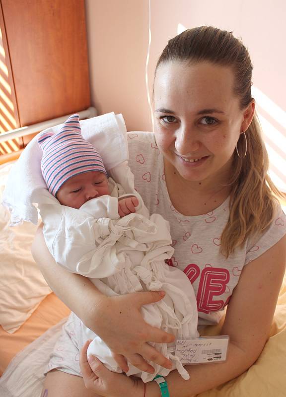 Eduard Brůžek se narodil 3. března 2020 v 7:48 rodičům Nikole a Eduardovi z Plzně. Po příchodu na svět ve FN na Lochotíně vážil bráška tříapůlleté Ellen 3360 gramů a měřil 50 centimetrů.