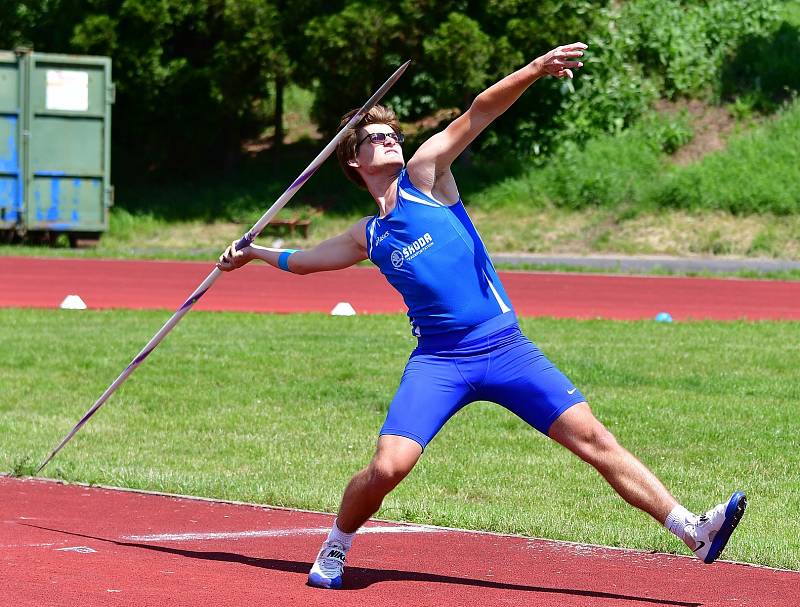 Atletická bitva tří krajů. Tu hostily o víkendu v rámci 1. kola OMD dorostu a juniorů Karlovarského, Plzeňského a Jihočeského kraje Karlovy Vary.