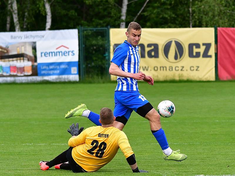 Královské Poříčí (v zeleném) odehrálo s Ostrovem velmi dobré utkání, i přesto nakonec prohrálo 0:2.