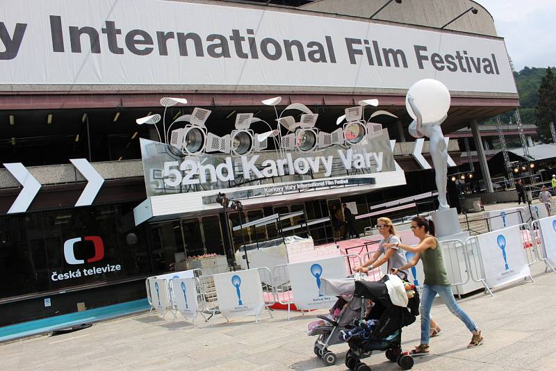 Na poslední tiskové konferenci před zahájením 52. ročníku Mezinárodního filmového festivalu představilo novinky festivalové vedení v čele s prezidentem Jiřím Bartoškou. V Karlových Varech pak vrcholí přípravy na zahájení festivalu.